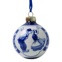 Kerstbal met kissing couple in Delfts blauw